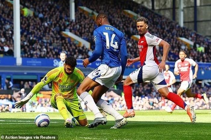 Chùm ảnh: Arsenal 'dâng' Liverpool chức vô địch Ngoại hạng Anh