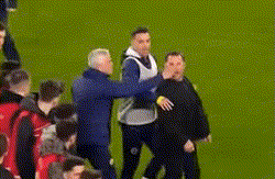Mourinho trả giá sau hành động xấu xí với đồng nghiệp