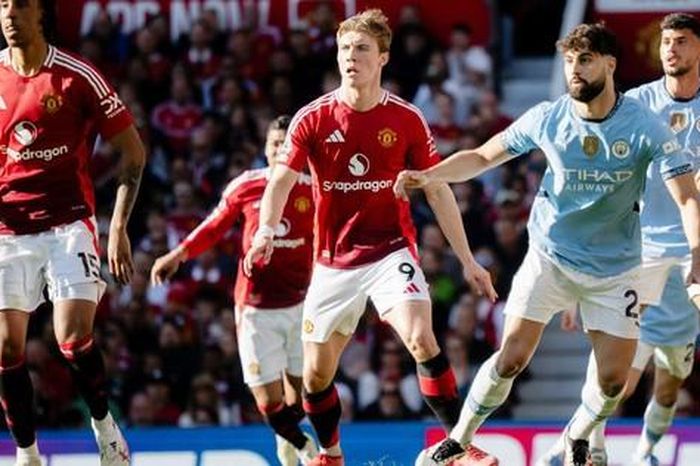 Ngoại hạng Anh: Man City bị MU 'cưa' điểm, Liverpool thua sốc Fulham.