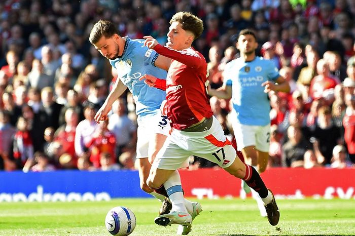 Tấm thẻ nhanh kỷ lục ở derby Manchester