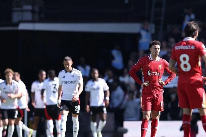 Premier League: Liverpool thua sốc, xác định đội đầu tiên xuống hạng