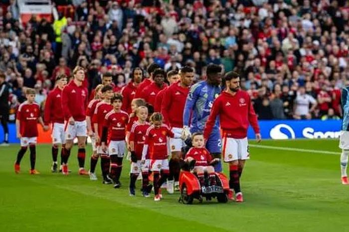 Cậu bé 7 tuổi đi vào lịch sử Manchester United