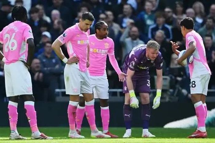 Premier League xác định đội đầu tiên xuống hạng