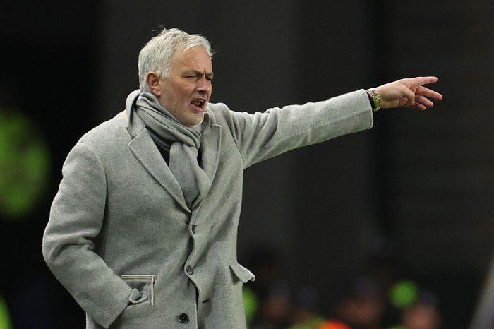 Mourinho phản ứng trước án cấm chỉ đạo