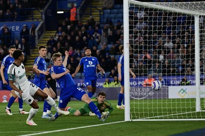 Leicester thua trắng 0-3, Newcastle đẩy Man City khỏi Top 5