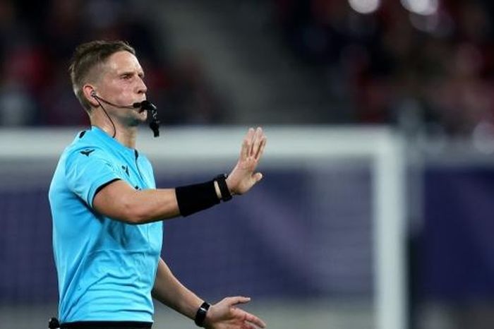 Tứ kết Champions League: Trọng tài bằng tuổi tiền đạo Lewandowski bắt trận Barcelona và Dortmund
