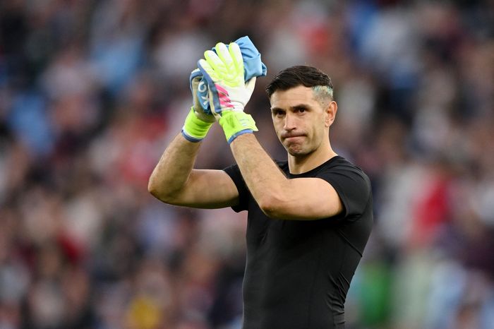 Emiliano Martinez khiêu khích CĐV PSG