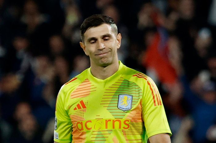 Emiliano Martinez nhận trái đắng trên đất Pháp
