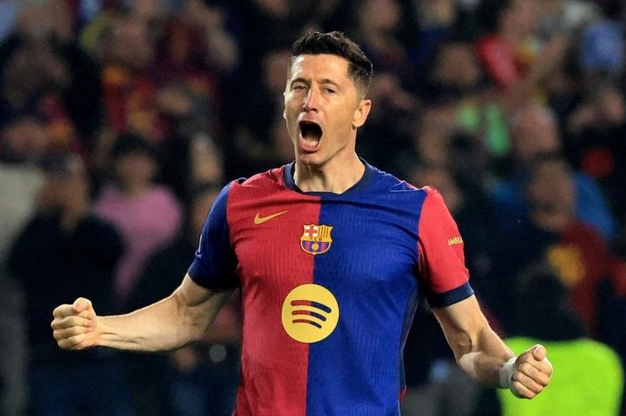 Cú đúp của Lewandowski trong trận Barca đại thắng Dortmund