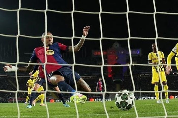 Raphinha cân bằng thành tích với Messi, Barca rộng cửa vào bán kết Champions league