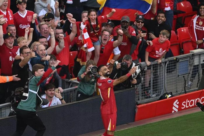 Tháo chạy khỏi sân Anfield sau khi Liverpool vô địch Premier League