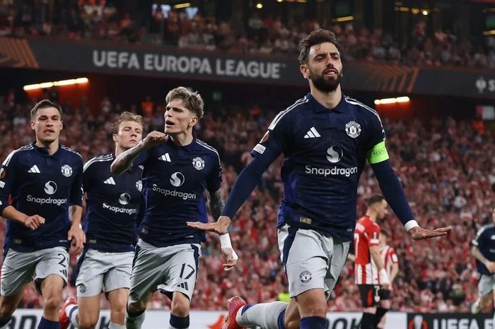 Thủ quân Man Utd đi vào lịch sử