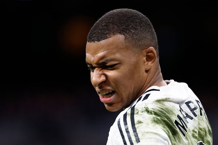 Real Madrid bị UEFA trừng phạt