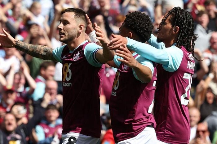 Burnley đi vào lịch sử bóng đá Anh
