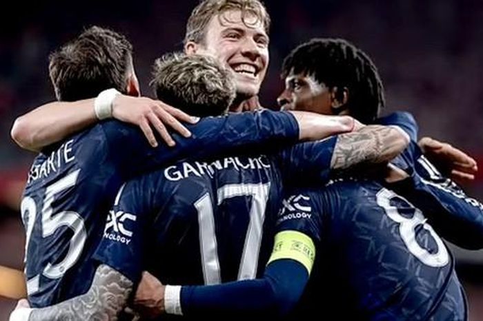 Lạ lùng phong độ của Man United