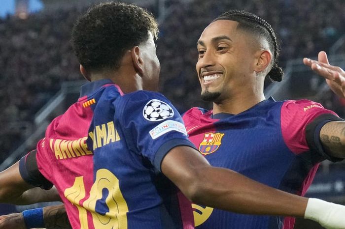Bí quyết giúp Raphinha bùng nổ cùng Barca: Ngọn lửa từ Ronaldinho