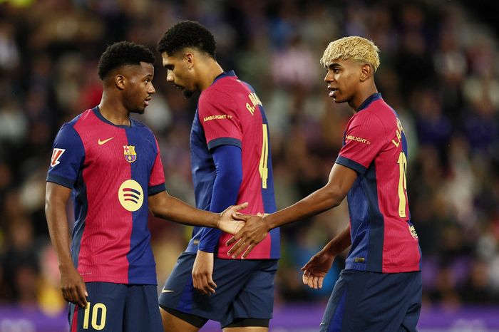 Barca lội ngược dòng, bỏ xa Real 7 điểm