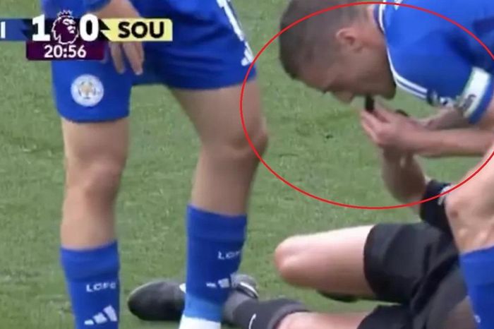 Vardy thổi còi thay trọng tài