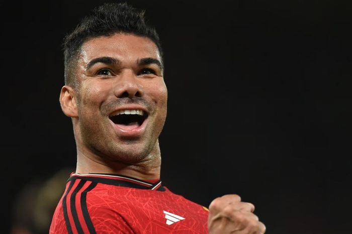 Casemiro sắp lĩnh lương ngang Ronaldo ở MU