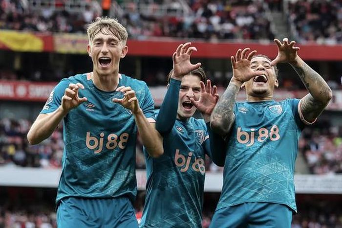Arsenal thua sốc Bournemouth, lo mất ngôi nhì Ngoại hạng