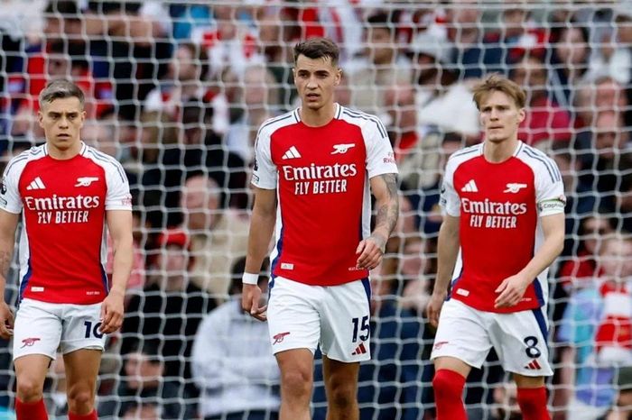 Arsenal thua ngược Bournemouth, nguy cơ 'mất cả chì lẫn chài'