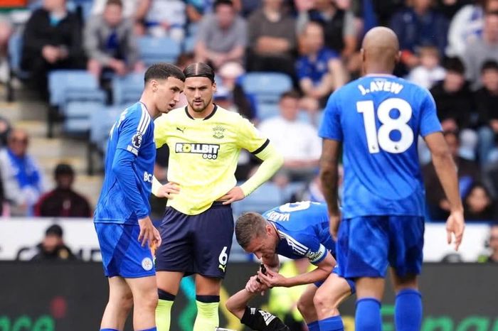 Khoảnh khắc hy hữu Ngoại hạng Anh: Vardy thổi còi thay trọng tài
