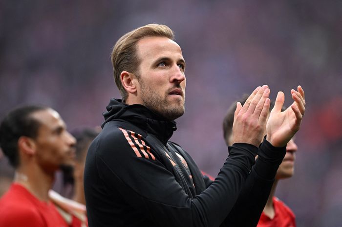 Kane ăn mừng khi vô địch Bundesliga