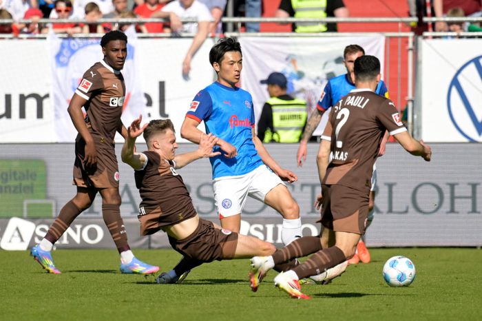 Tiền đạo Nhật Bản khiến Bundesliga ngỡ ngàng