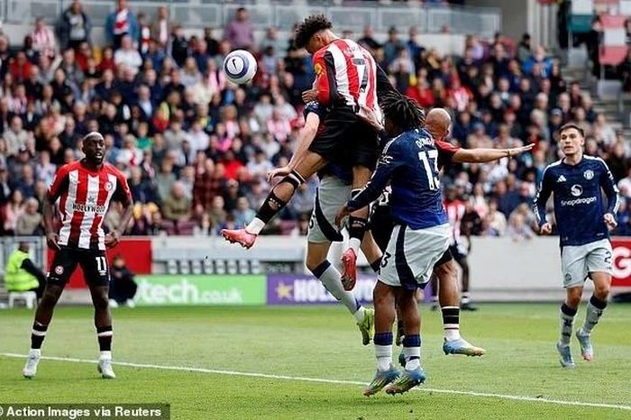 Tung đội hình trẻ kỷ lục đấu Brentford, Man Utd nhận 'trái đắng'