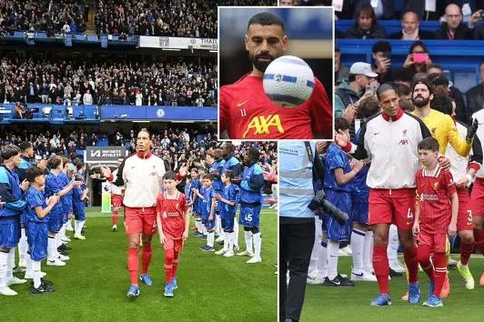 CĐV Chelsea la ó trong nghi thức chào mừng Liverpool