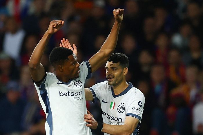 Khóa chặt Dumfries là bài toán hóc búa của Barca