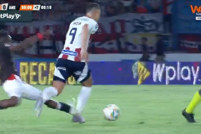 Pha vào bóng 'rợn người' tại giải vô địch quốc gia Colombia