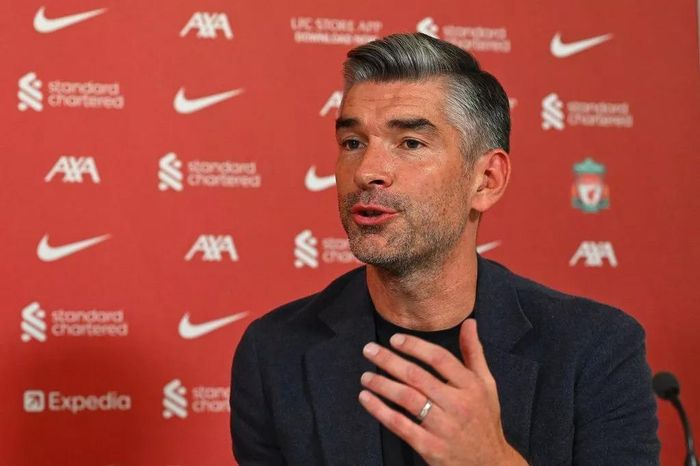 Cuộc gọi của Hughes thuyết phục Alexander-Arnold ở lại Liverpool