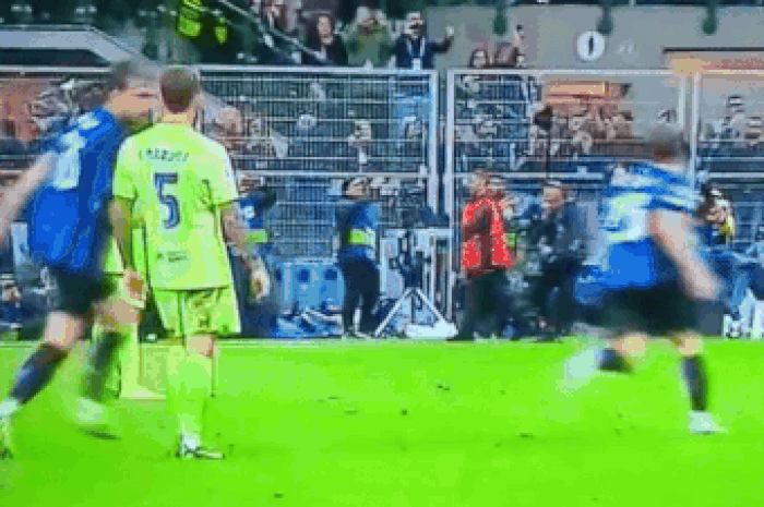 Sao Barca nhổ nước bọt vào cầu thủ Inter