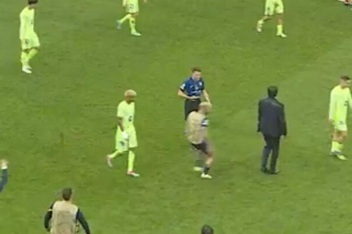 Cầu thủ Inter can HLV Inzaghi lao vào trọng tài