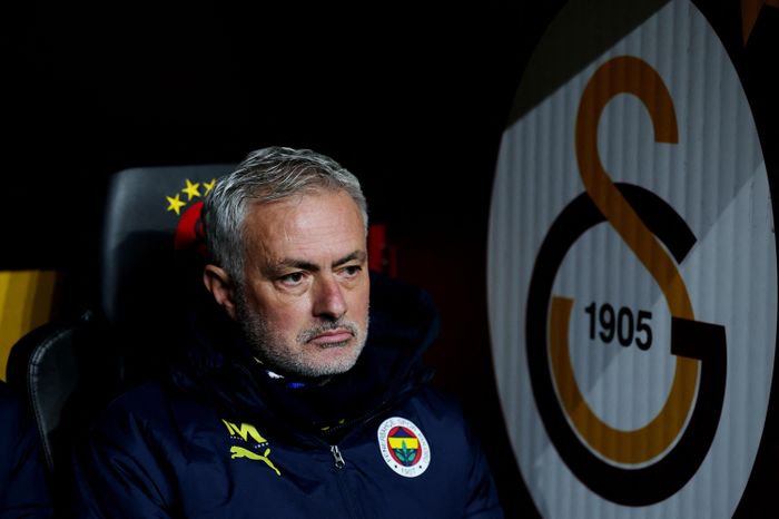 Mourinho kiếm bộn tiền nếu bị sa thải