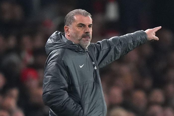 HLV Tottenham mỉa mai Wenger