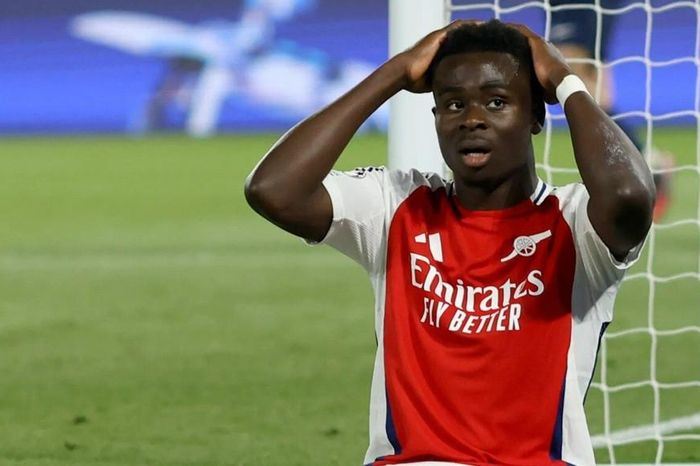 Saka sẽ mất ngủ vì pha bỏ lỡ khó tin trước PSG