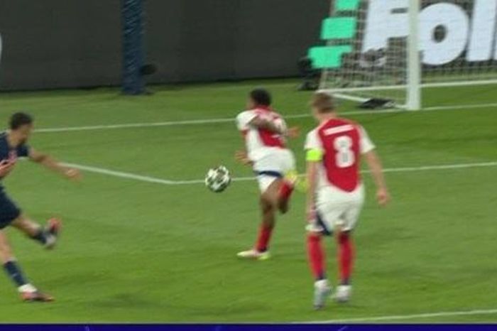 Phản ứng bất ngờ của CĐV Arsenal trước quả phạt đền của PSG