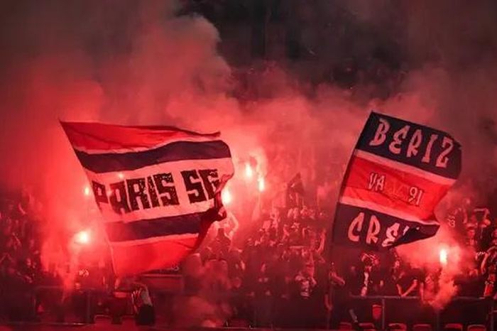 Cổ động viên Paris Saint Germain ăn mừng chiến thắng trước Arsenal
