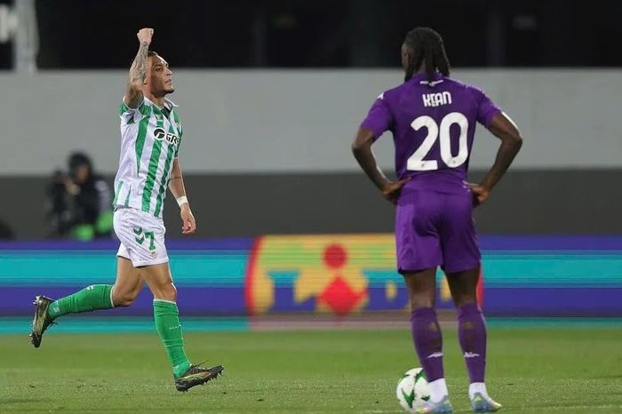 Sao Man Utd ghi siêu phẩm, Betis gặp Chelsea ở chung kết Conference League