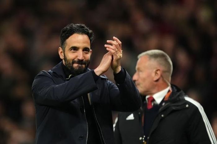 HLV Amorim yêu cầu học trò Man Utd 'giữ đôi chân trên mặt đất'