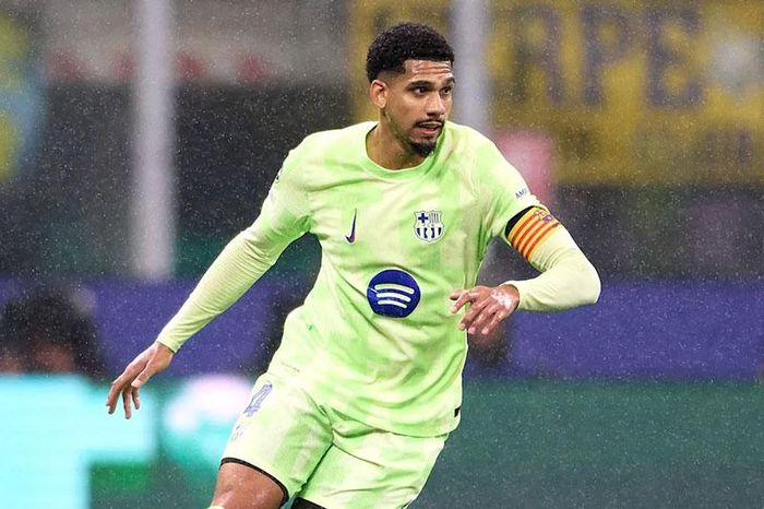 Ronald Araujo trên đường rời Barcelona, Man Utd 'mở cờ' trong lòng