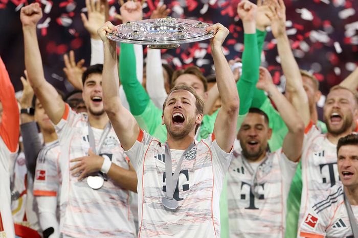 Khoảnh khắc lần đầu nâng cúp Bundesliga của Harry Kane