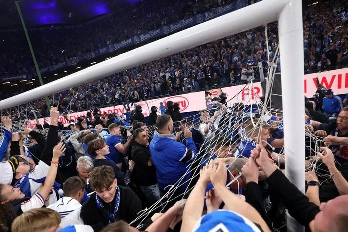 Hamburg thăng hạng Bundesliga, cổ động viên ăn mừng hỗn loạn