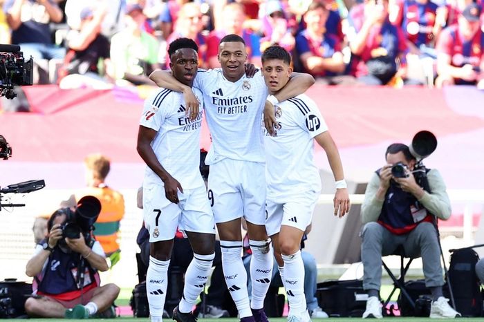 Mbappe ghi hat-trick, Real Madrid vẫn thua cay đắng trước Barca