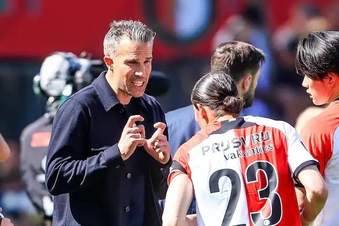 Cay đắng cho HLV Van Persie