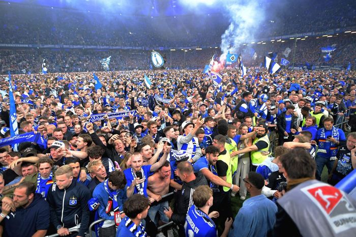 Biển người ăn mừng Hamburger trở lại Bundesliga sau 7 năm