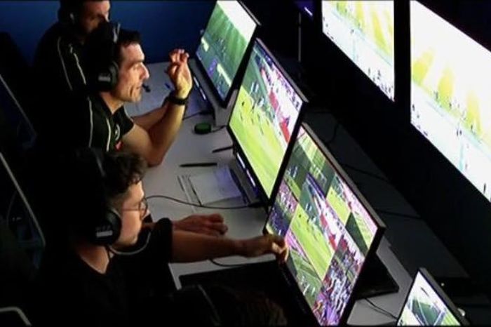 Câu nói gây tranh cãi của trọng tài VAR ở trận El Clasico