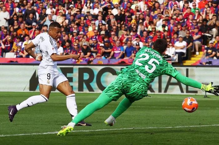 Cú hat-trick của Mbappe vào lưới Barca